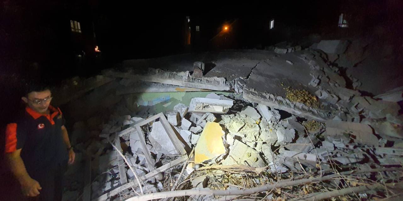 Batman’da 2 katlı bina çöktü