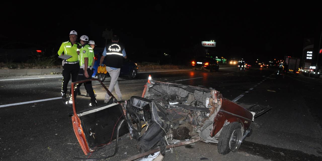 Manisa'da otomobil ikiye bölündü: 5 kişi olay yerinde can verdi! Çok sayıda yaralı var