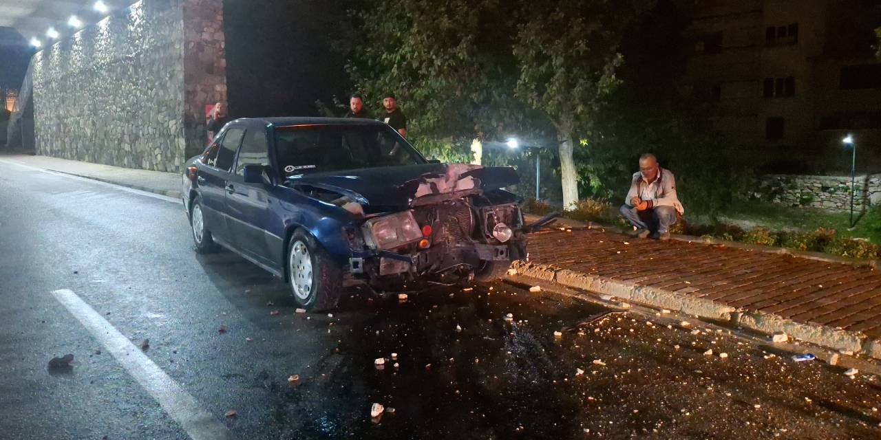 Aydınlatma direğine çarptı: Ehliyetine el konulur korkusuyla kaçtı