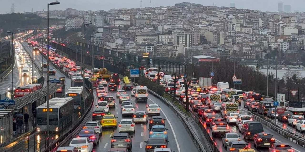 İstanbullunun pazartesi çilesi bitmiyor: Yağış başladı, trafik kilitlendi!