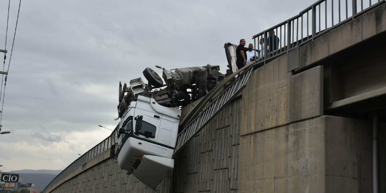 Faciadan dönüldü: TIR'ın kupası viyadükte asılı kaldı!