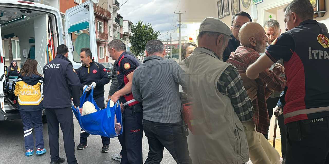 Evinde düşerek yaralanan yaşlı adamın yardımına ekipler koştu! Bakın nasıl kurtardılar