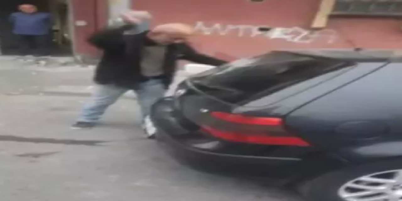 Esnafa küfür edip araçlara taşla saldırdı!