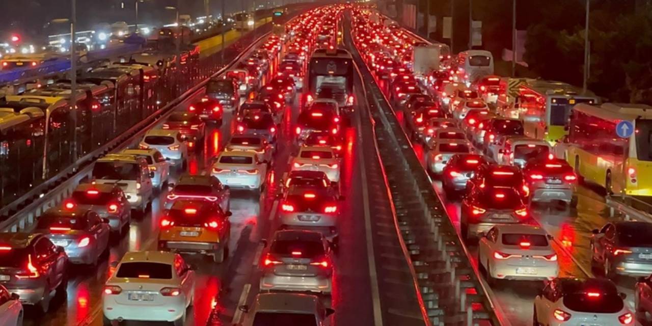 İstanbul'da haftanın ilk gününde trafik çilesi: Köprü ve otoyollar durma noktasında!
