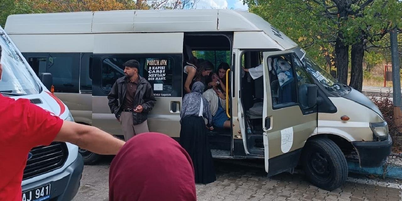 Kırıkkale'de üniversite öğrencilerini taşıyan dolmuş kaza yaptı: 13 yaralı