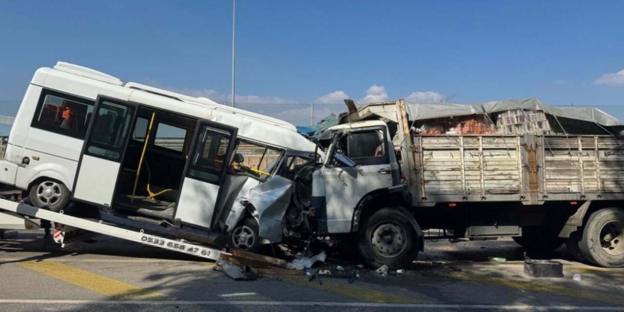 İzmir'de feci kaza: Minibüs ile kamyon kafa kafaya çarpıştı!