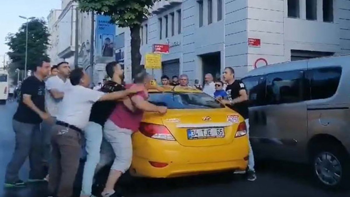 İstanbul'un göbeğinde taksici dehşeti! Tartıştığı yolcusuna bıçak çekti