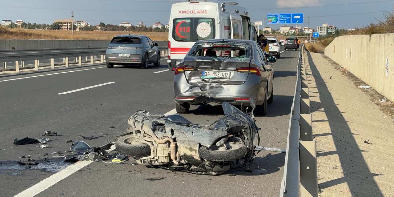 Emniyet şeridindeki otomobile motosiklet çarptı!