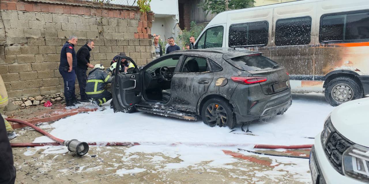 Otoparkta araç yangını: 3 otomobil hasar gördü