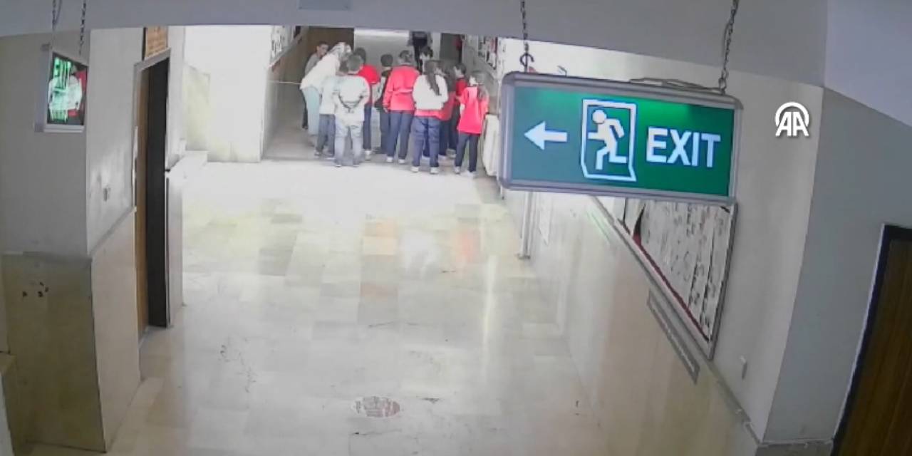 Nefes borusuna mandalina kaçan öğrenciyi öğretmeni kurtardı: Heimlich manevrası kamerada