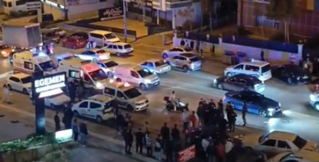 Arabasına taş atılan sürücü geri dönüp bir kişiyi ezdi