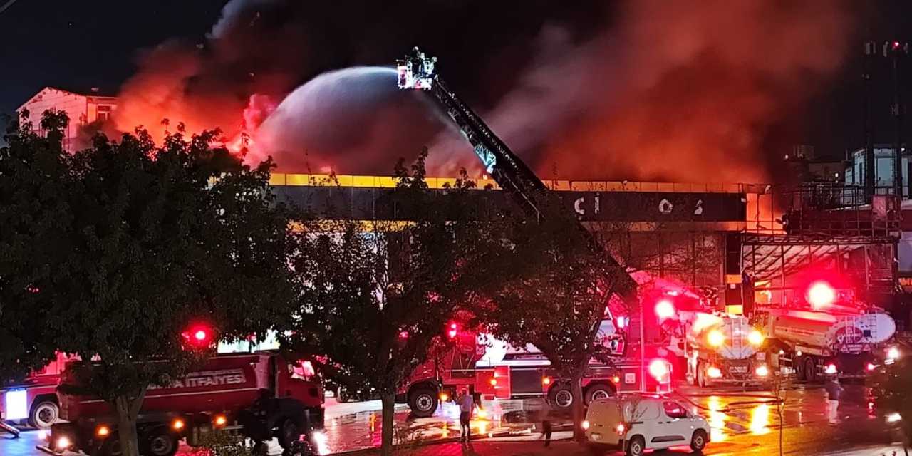 Şanlıurfa'da kabus gecesi! Fabrika yangını geceyi aydınlattı