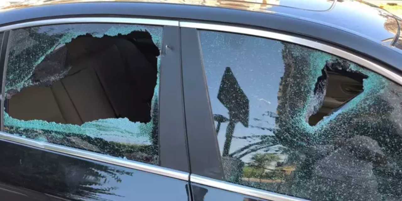 Tartıştıkları kişilerin otomobillerine sopalarla saldırdılar!