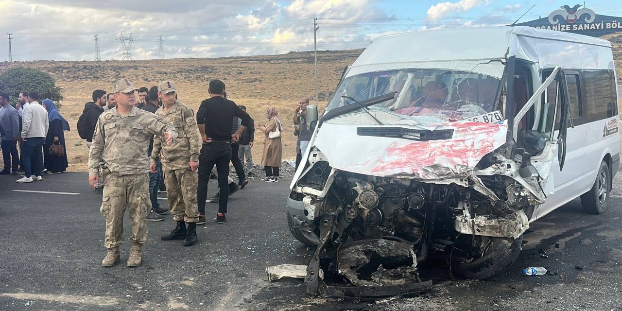 Van’da öğrenci servisi ile TIR çarpıştı: 14 yaralı