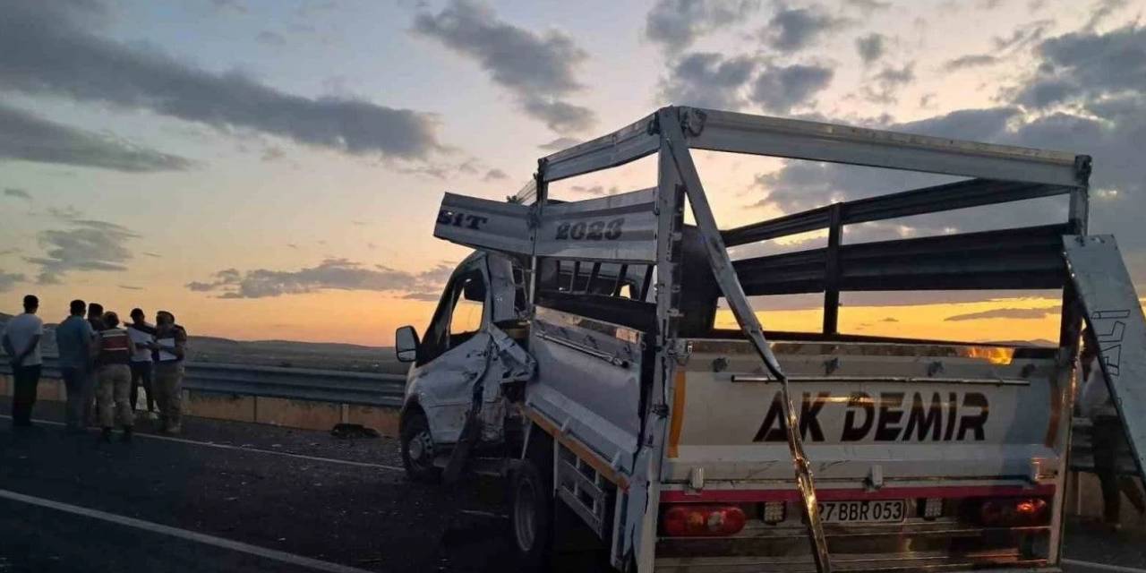 TIR ile kamyonet çarpıştı: 3 yaralı