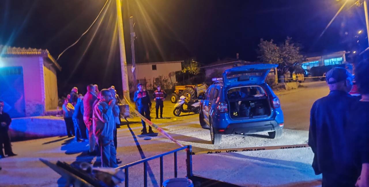 2 arkadaşını köy meydanında öldürdü