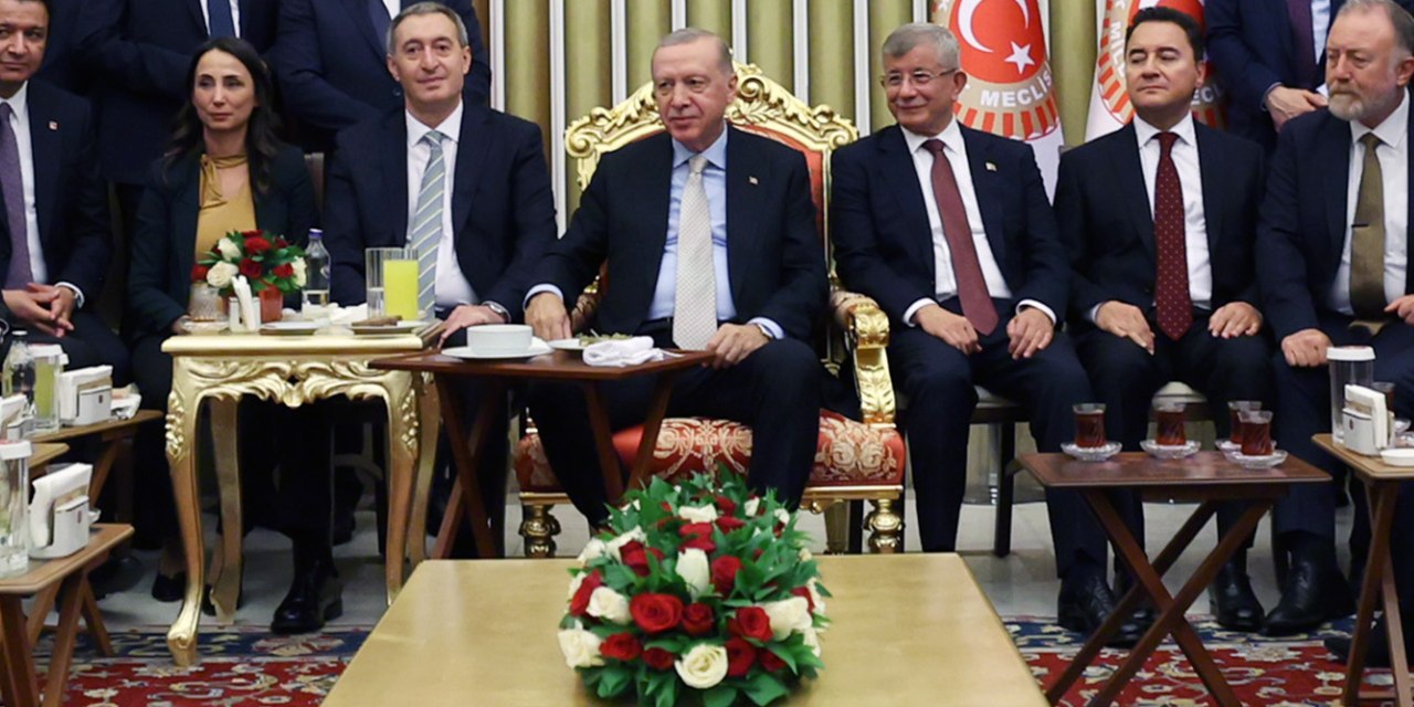 Erdoğan çağırınca Davutoğlu sevinçle içeri girmiş