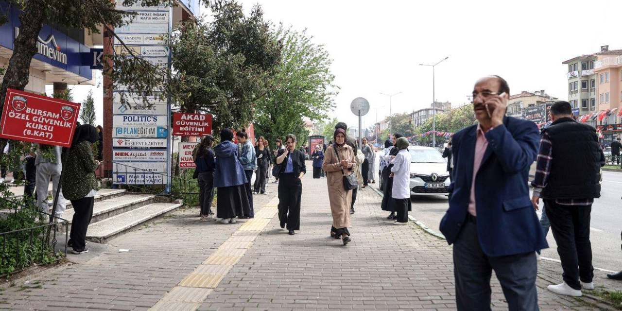 Deprem İstanbul'u salladı: Valilikten hasarlı bina açıklaması