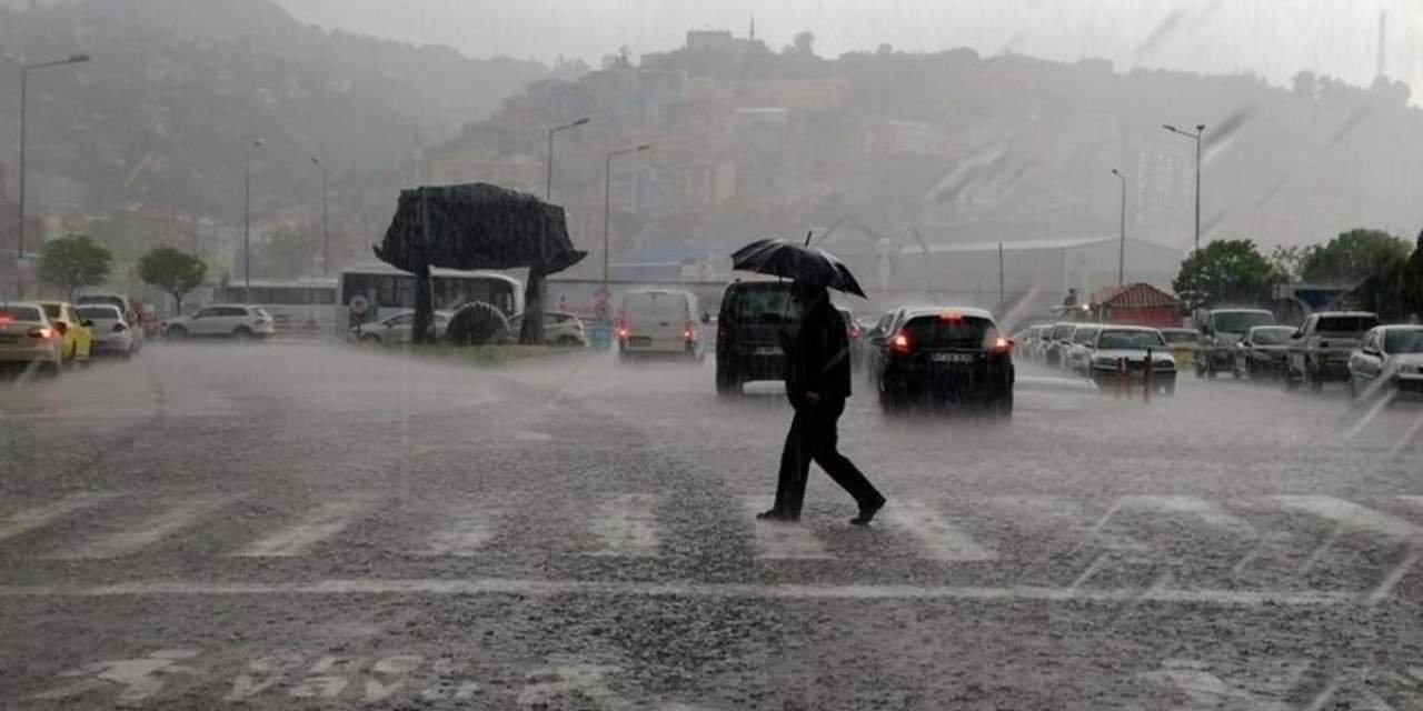Meteoroloji 10 il için kırmızı alarm verdi: Gök gürültülü kuvvetli yağış 20 saat sürecek
