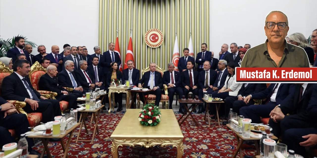 Resepsiyonun toplu fotoğrafı Statükoya örtülü destek