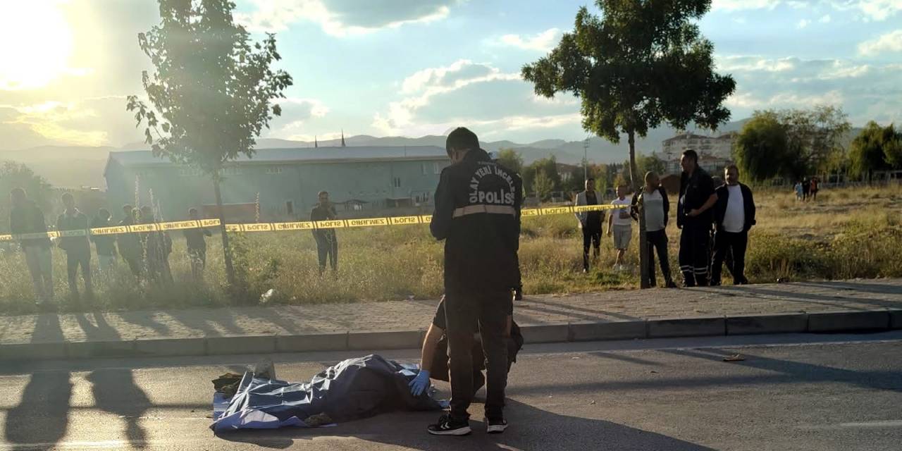 TIR'la çarpıştı! Motosikletli gençler olay yerinde can verdi