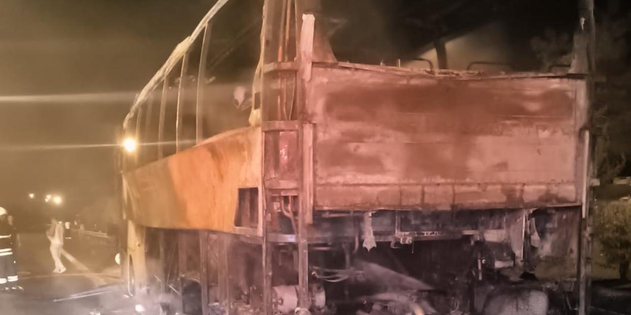 Adana'da seyir halindeki yolcu otobüsü yandı