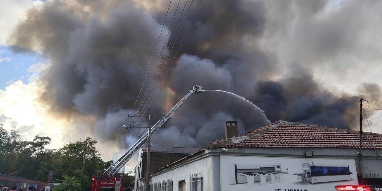 İzmir'de inşaat deposu'nda yangın