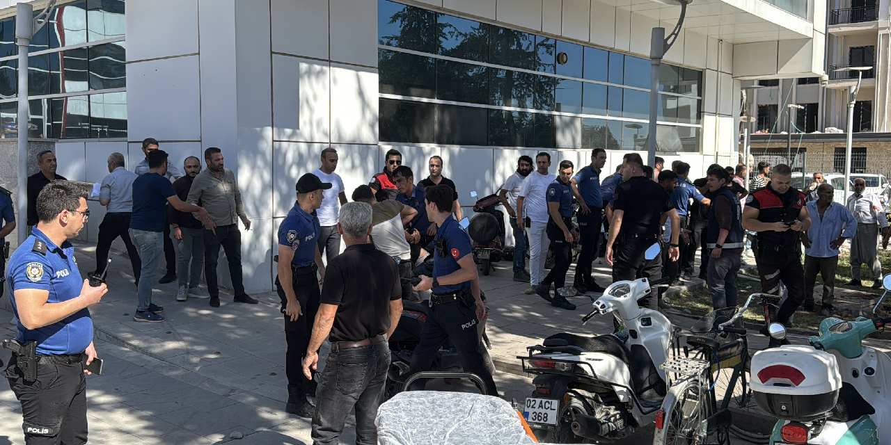 Adliye önünde iki grup birbirine girdi!