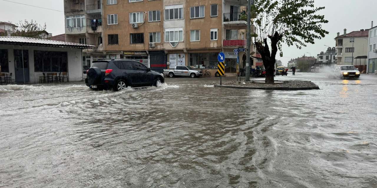Muğla'yı sağanak vurdu! Evleri su bastı