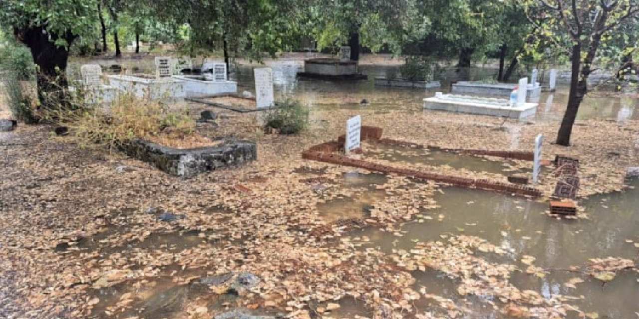 Sağanak hayatı felç etti: Mezarlıklar göle döndü!
