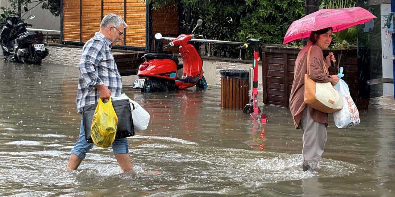 Muğla'da ortalık birbirine girdi: Sağanak vurdu otel ve evleri su bastı