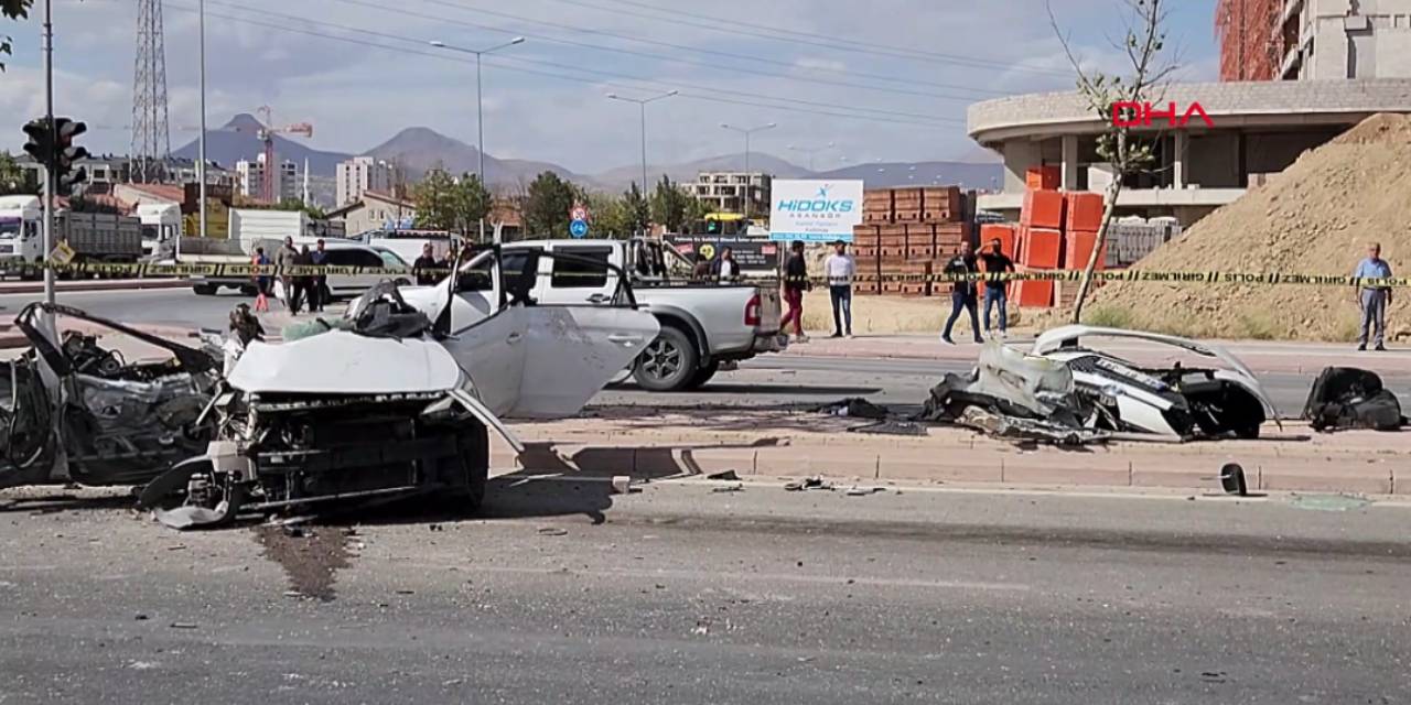 Korkunç kaza kamerada! Kırmızı ışıkta duran otomobil arkadan gelen aracın çarpmasıyla ikiye bölündü