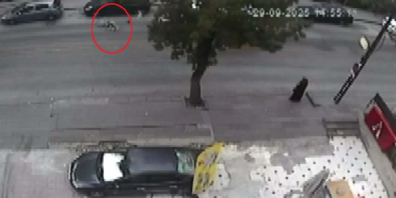 Yolun karşısına geçerken can verdi: Kaza kamerada!