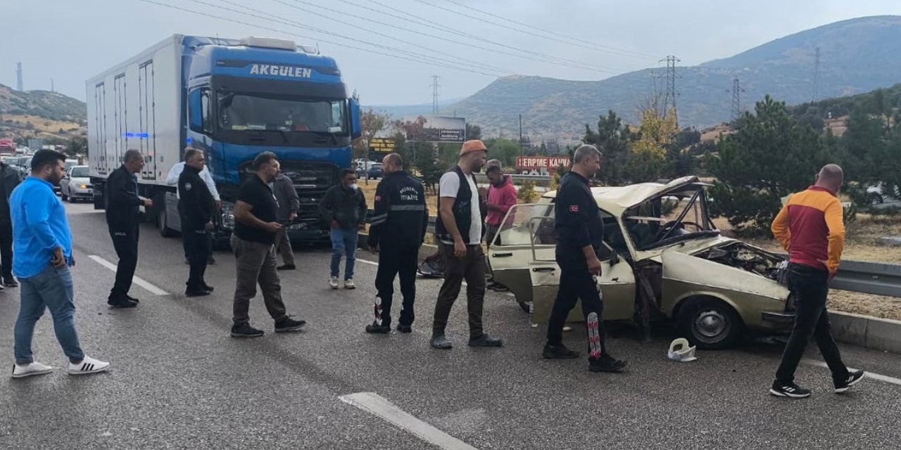 Yol savaş alanına döndü: Feci kazada 2 kişi olay yerinde öldü