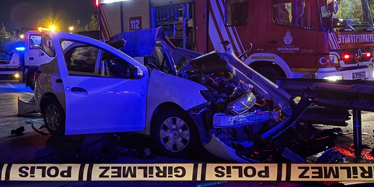 Ümraniye'de feci kaza: Bariyere saplanan otomobilde 1 kişi öldü