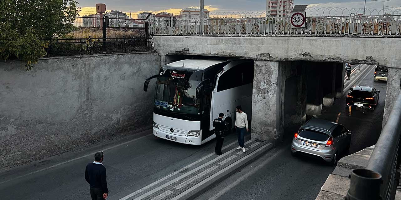 3. Lig ekibinin takım otobüsü altgeçide sıkıştı