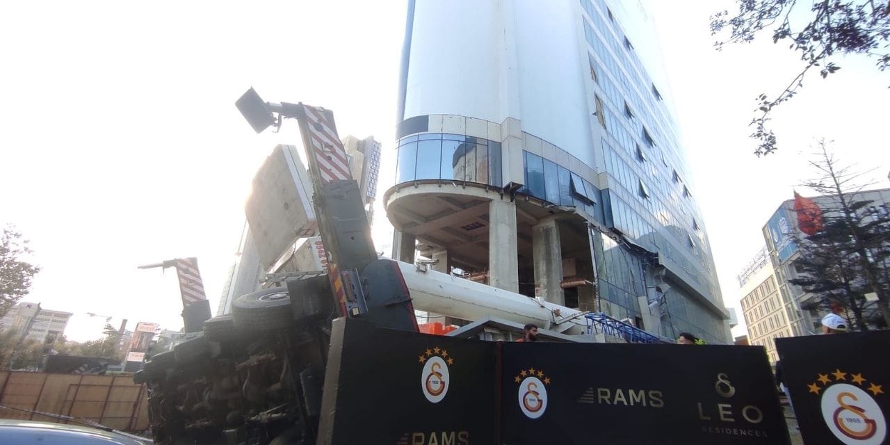 Şişli'de faciaya ramak kaldı! Öğrenci yurdunun üzerine vinç devrildi