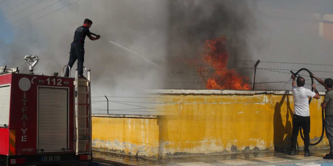 Kilis’te korkutan fabrika yangını! Kara bulutlar gökyüzünü kapladı