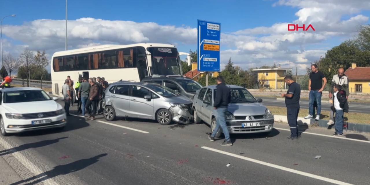 Kütahya'da feci kaza' İşçi servisi kırmızı ışıkta bekleyen 7 araca çarptı: 3 yaralı