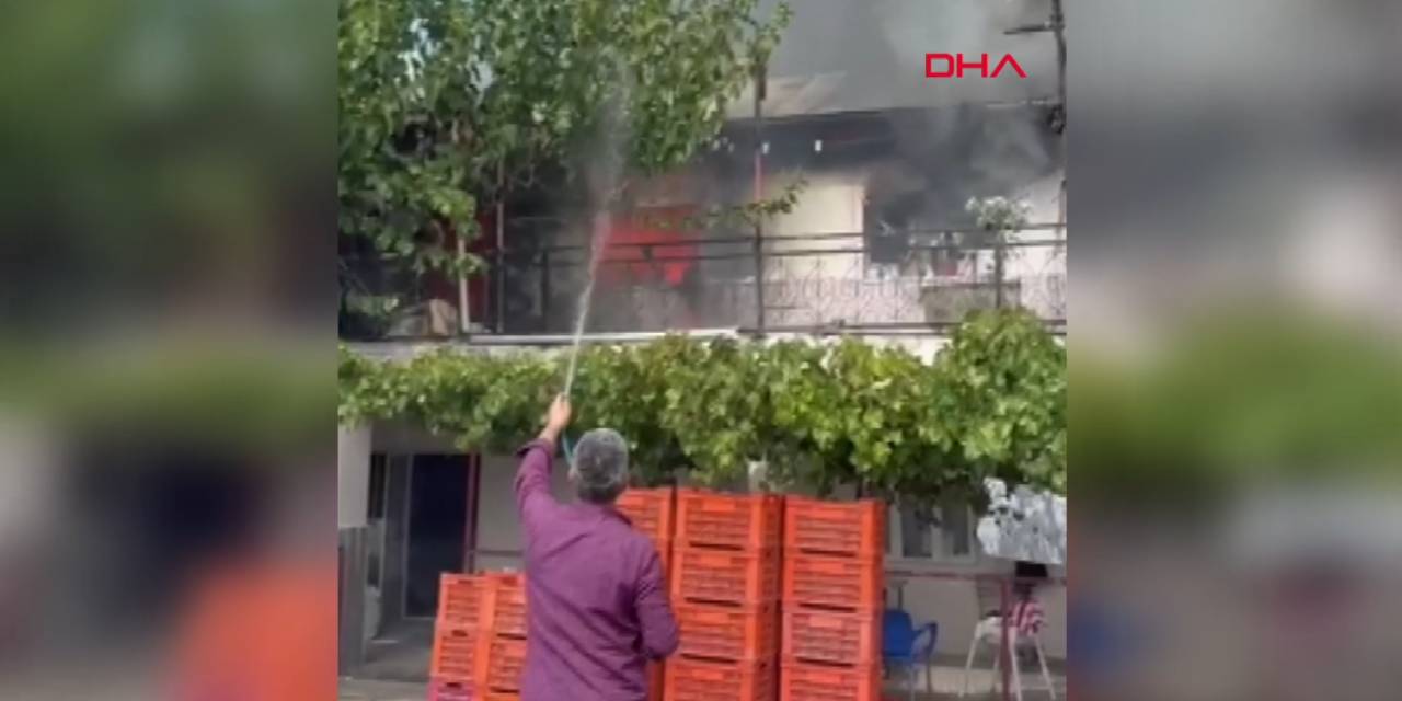 Evde çıkan yangına bahçe hortumuyla müdahale etti