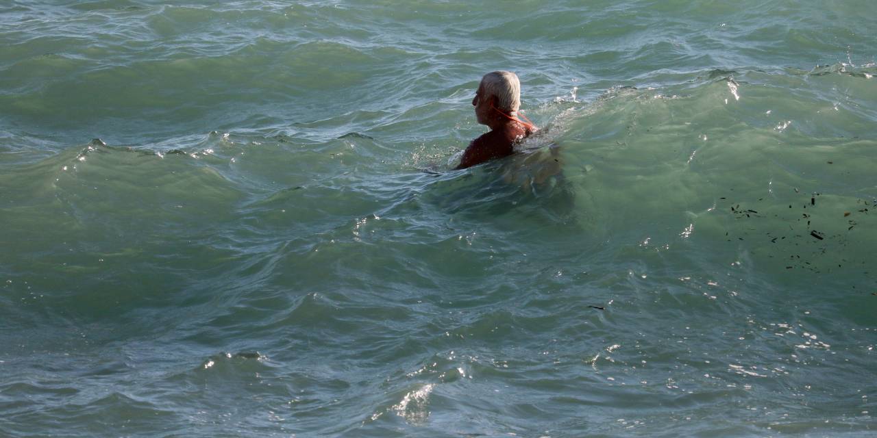 Kayalıkta mahsur kaldı: 63 yaşındaki yurttaş dalgalara meydan okudu