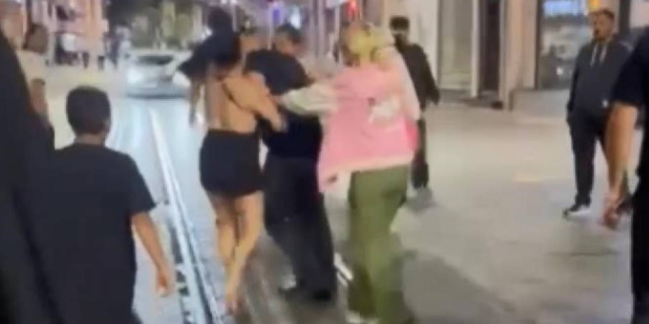 Taksim'de iki kadının bir erkeği dövdüğü anlar kamerada