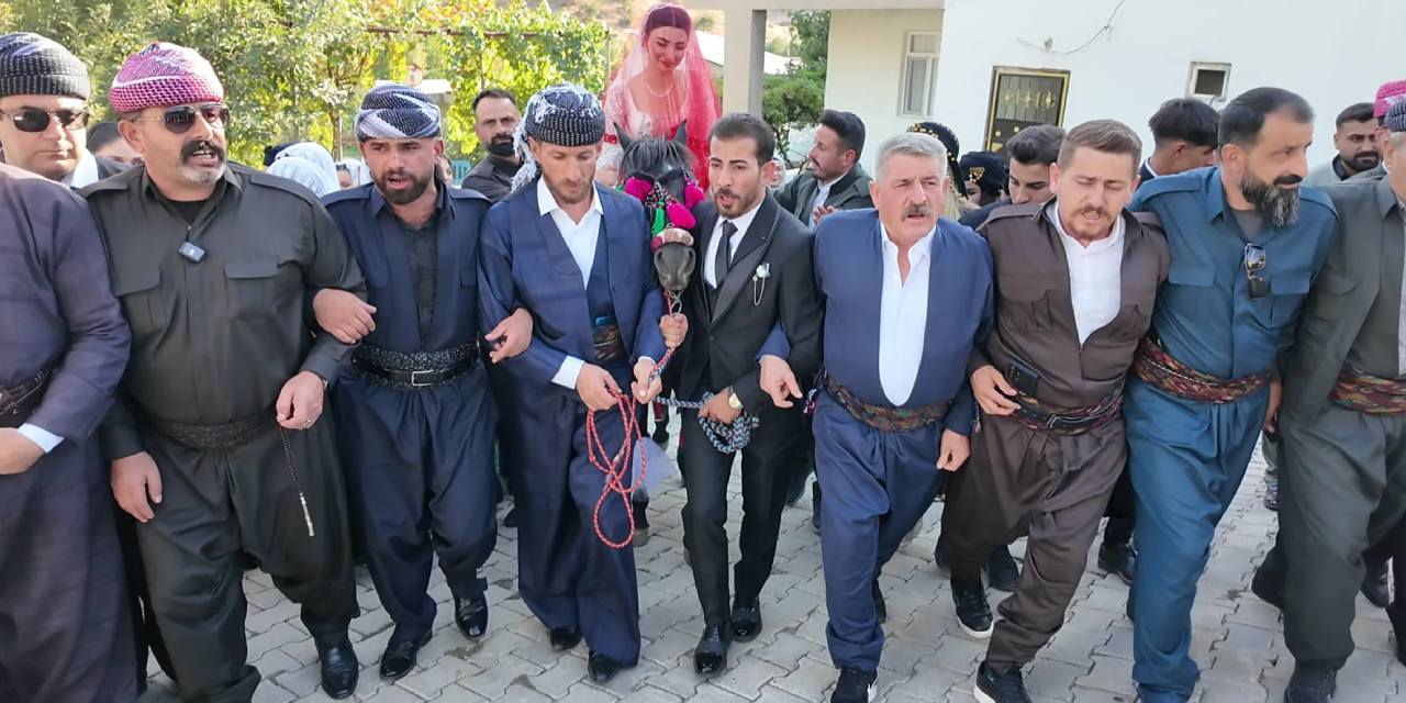 Şırnak’ta at sırtında gelin alayı
