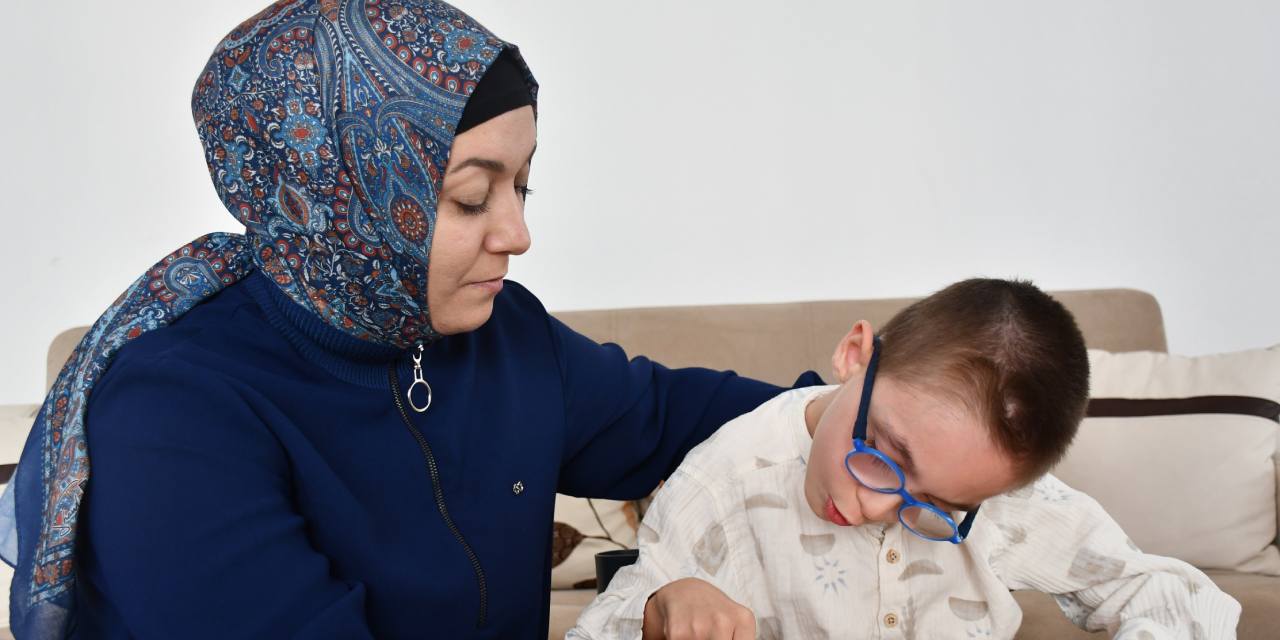 Hayatını engelli oğluna adadı! Her şeyi geride bıraktı