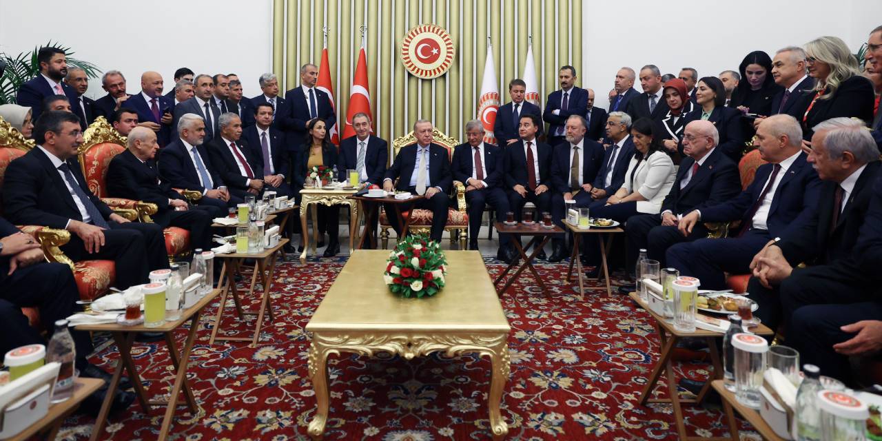 'O kareye girenler' günlerdir açıklama yapıyor! Bir lider daha açıklama yaptı