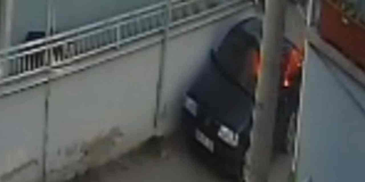 Husumetlisinin arabasını benzin döküp yaktı: O anlar kamerada!