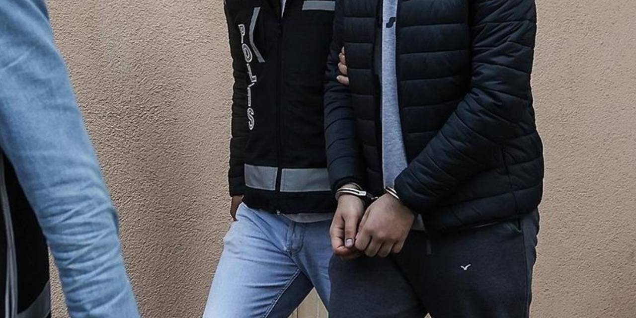 Manisa'da bir kişi eski eşi ve yanındaki kişiyi bıçakla yaraladı