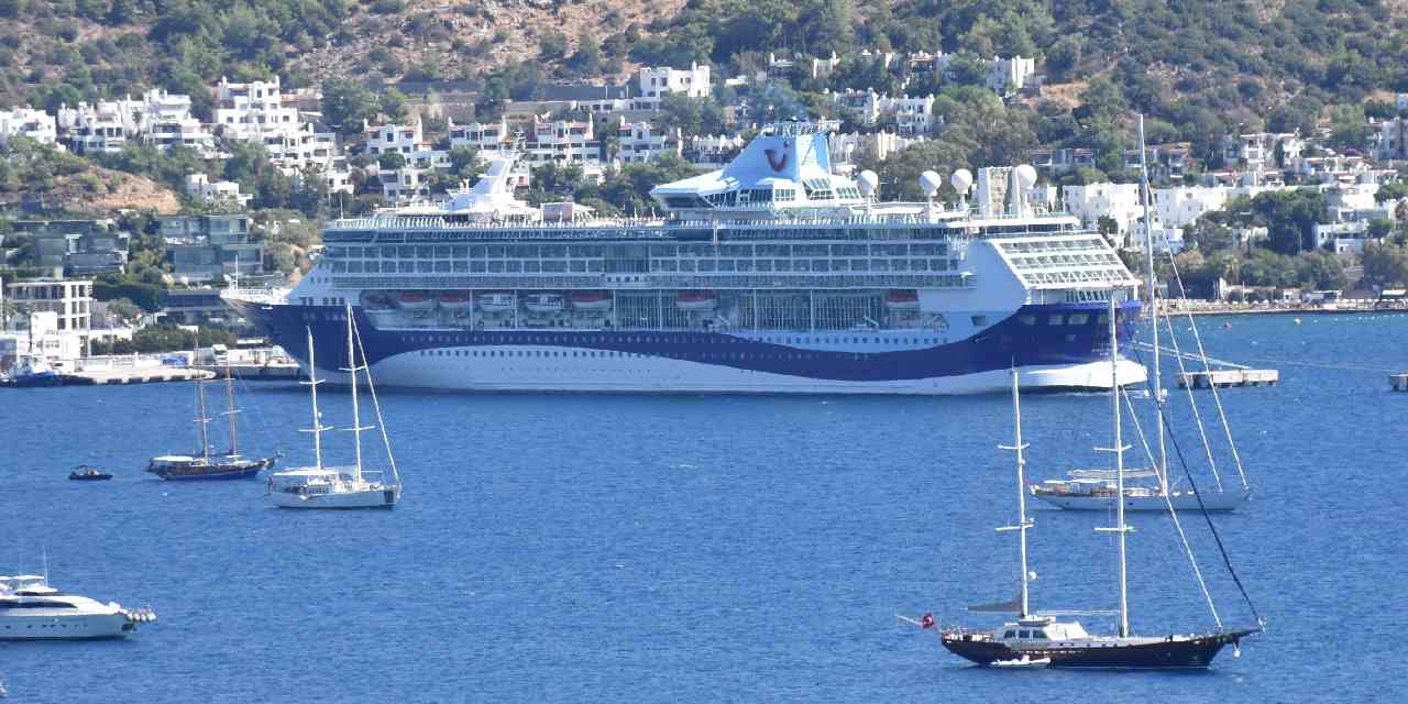 Kruvaziyerle gelen 1722 turist Bodrum'u doldurdu!