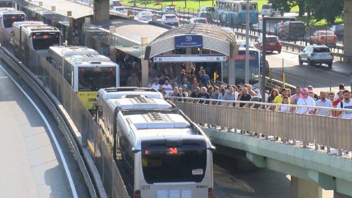 İstanbullu güne böyle başladı... Metrobüs arızalandı: Uzun kuyruklar oluştu