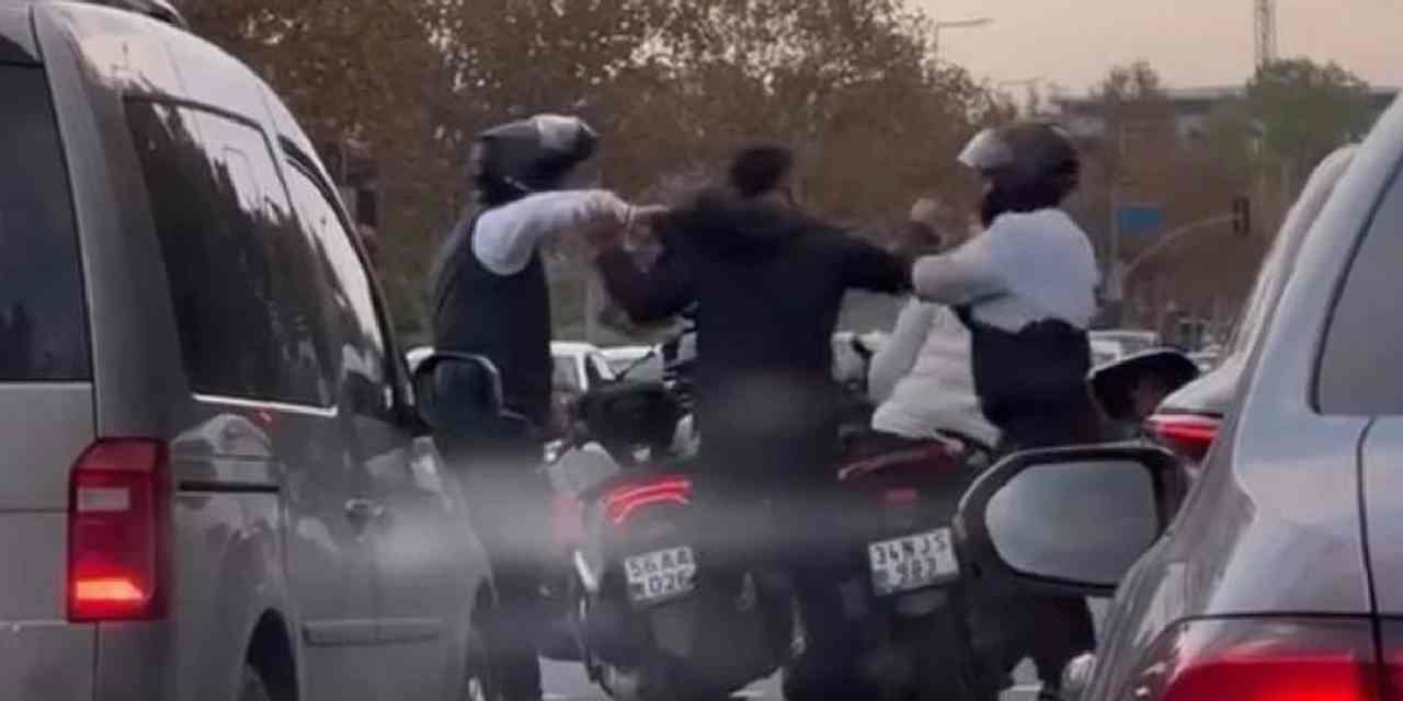 Motosikletli sürücü trafikte ortalığı karıştırdı: Yumruk attı, ayna kırdı
